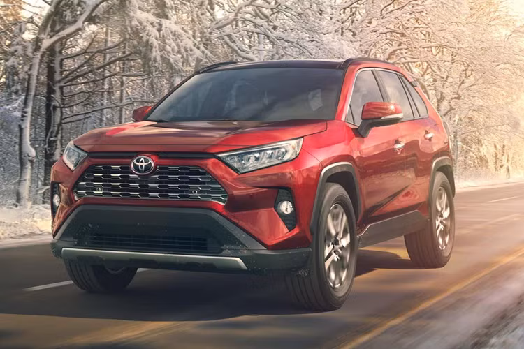  7. Toyota RAV4 – 80 điểm Tương tự các mẫu xe khác của nhà Toyota, RAV4 cũng sở hữu khả năng tiết kiệm xăng ấn tượng và các nút bấm điều khiển dễ sử dụng.