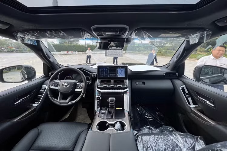 Đồng thời, thời gian bảo hành của xe cũng được nâng lên 5 năm hoặc 150.000 km, tùy theo điều kiện nào đến trước. Những trang bị còn lại của Toyota Land Cruiser 2023 không có gì khác trước. Xe vẫn dùng động cơ xăng V6, tăng áp kép, dung tích 3.5L, sản sinh công suất tối đa 409 mã lực và mô-men xoắn cực đại 650 Nm.