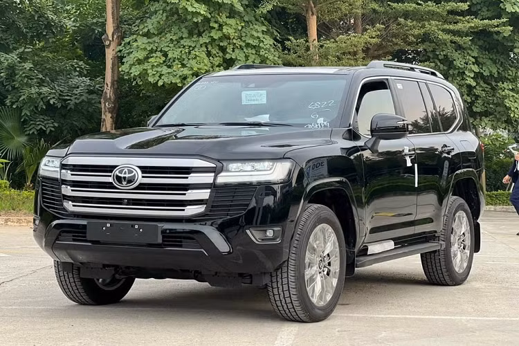 Cách đây không lâu, dòng xe Land Cruiser đã âm thầm được nâng cấp trên trang web của Toyota Việt Nam và niêm yết chính hãng là 4,196 tỷ đồng. Tuy nhiên, chỉ sau vài ngày thì giá bán của Toyota Land Cruiser 2023 nâng cấp bất ngờ lặng lẽ được điều chỉnh. Theo đó, mẫu xe này hiện có giá niêm yết là 4,286 tỷ đồng, tăng 90 triệu đồng so với trước.
