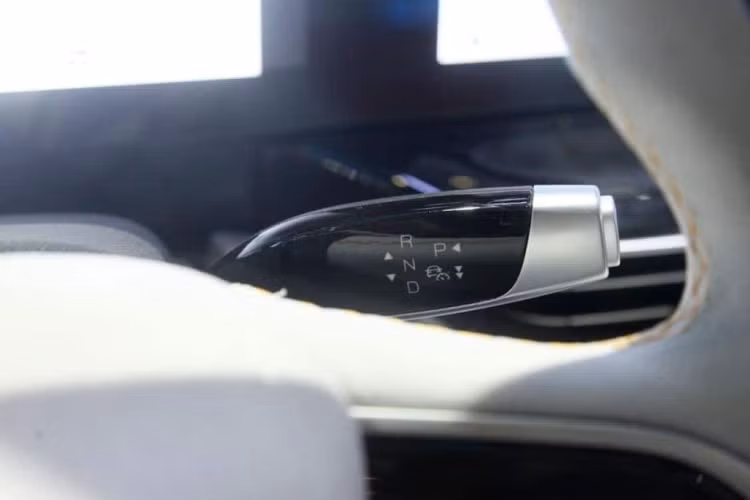 Bên trong cabin, Chery eQ7 sở hữu loạt trang bị tiện ích hiện đại như: bảng đồng hồ kỹ thuật số nối liền với màn hình cảm ứng trung tâm cùng có kích thước 12,3 inch, 2 sạc điện thoại không dây, ngăn chứa đồ và cổng USB dưới cụm điều khiển trung tâm.