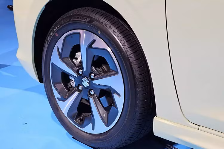 Vành la-zăng của xe được thiết kế mới với 5 chấu phay xước 2 màu và đường kính 16 inch.