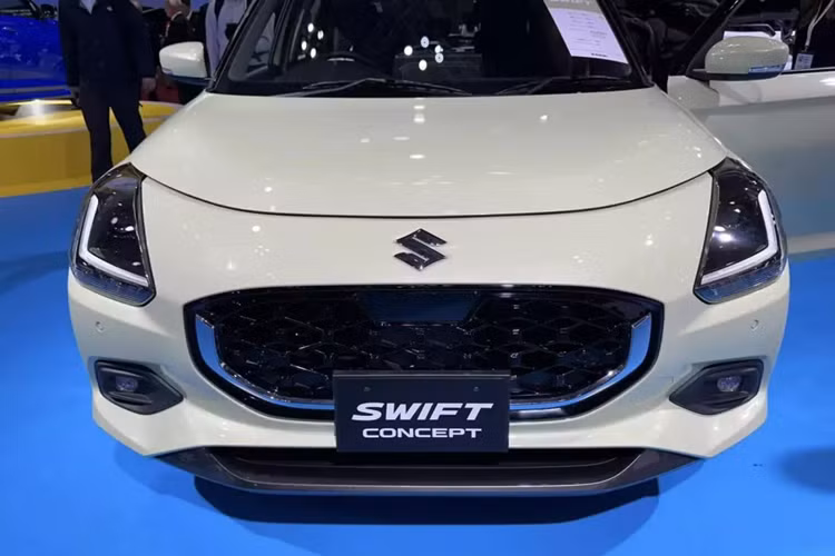Logo của hãng Suzuki không còn nằm bên trong lưới tản nhiệt mà đưa lên trên, sát với nắp ca-pô có thiết kế dạng vỏ sò. Nằm hai bên lưới tản nhiệt là cụm đèn pha LED mới, tích dải đèn LED định vị ban ngày sắc sảo.