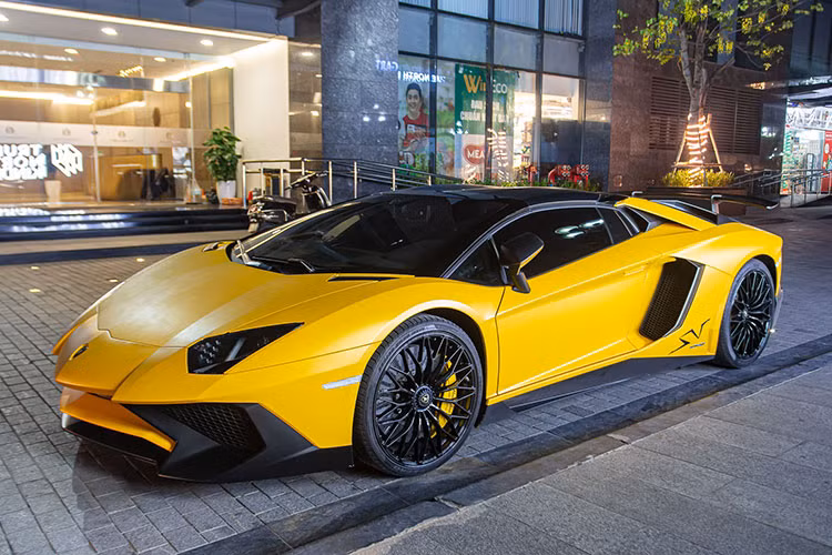 Được biết, giá xe Lamborghini Aventador LP750-4 SV Roadster khi mới về Việt Nam từng được đại lý tư nhân rao bán với mức 39 tỷ đồng khiến không ít giới chơi xe choáng váng.