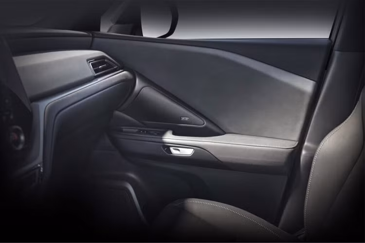 Theo hãng Lexus, hệ thống e-Latch đi kèm nút bấm được đặt trên tapi cửa và thay thế tay nắm cửa quen thuộc bên trong xe. e-Latch sẽ liên kết với hệ thống Safe Exit Assist có tác dụng tự động ngăn mở cửa khi phát hiện có ô tô hoặc người đi xe đạp đang tới gần từ phía sau.