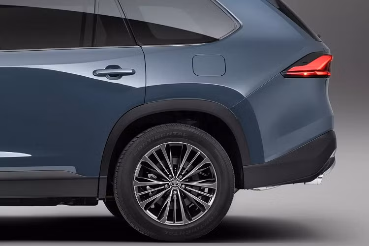 Hiện thiết kế ngoại thất của Lexus TX 2024 vẫn chưa lộ diện hoàn toàn. Hình ảnh do hãng Lexus tung ra trước đó chỉ cho thấy một phần thiết kế ở khu vực sườn xe và phía sau xe. Qua đó, có thể thấy tân binh của gia đình Lexus sở hữu thiết kế cửa sau và cột C giống với Toyota Grand Highlander 2024 đã ra mắt thị trường Mỹ vào hồi tháng 2 năm nay.