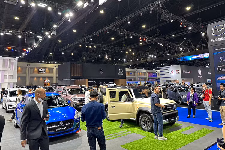 Trong khi mọi sự chú ý đang dồn vào triển lãm Bangkok International Motor Show 2023 thì hãng Suzuki lại đưa mẫu SUV cỡ nhỏ Jimny quay trở lại thị trường Thái Lan. Những chiếc Suzuki Jimny 2023 mới dành cho thị trường này đều thuộc phiên bản 3 cửa, số tự động và được nhập khẩu nguyên chiếc từ Nhật Bản.