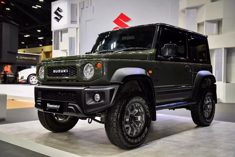 Hiện các đại lý đã bắt đầu nhận cọc dành cho mẫu SUV bé hạt tiêu này. Nhân viên tư vấn bán hàng tại đại lý cho biết Suzuki Jimny tại Việt Nam sẽ chỉ có phiên bản 3 cửa, nhập khẩu nguyên chiếc từ Nhật Bản và giá bán không quá 800 triệu đồng.