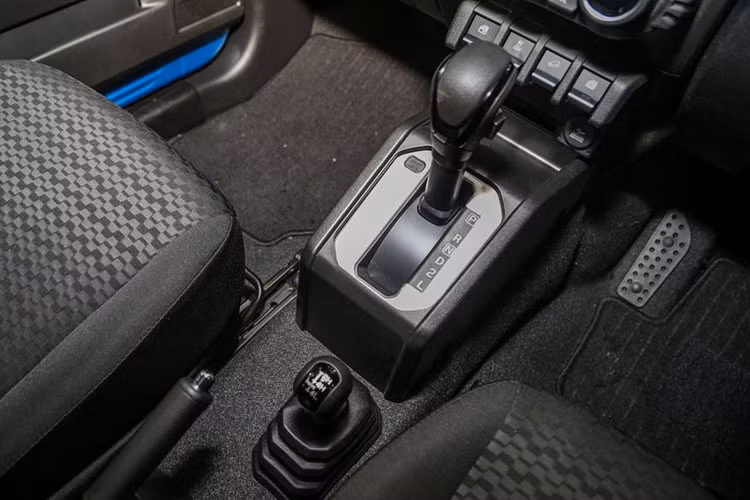 Động cơ của Suzuki Jimny 1.5 AT 4WD 2023 vẫn là máy xăng 4 xi-lanh, dung tích 1.5L, sản sinh công suất tối đa 102 mã lực tại tua máy 6.000 vòng/phút và mô-men xoắn cực đại 130 Nm tại tua máy 4.000 vòng/phút. Động cơ kết hợp với hộp số tự động 4 cấp và hệ dẫn động 4 bánh.