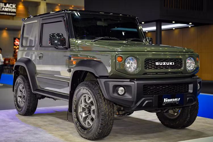 Trang bị nội thất của mẫu SUV được mệnh danh "tiểu Mercedes-Benz G-Class" này cũng khá cơ bản với ghế bọc nỉ màu đen, ghế lái chỉnh tay 6 hướng, ghế phụ lái chỉnh tay 4 hướng, ghế sau gập 50:50, vô lăng 3 chấu bọc da, chỉnh 2 hướng, tích hợp phím chỉnh âm lượng/đàm thoại rảnh tay và cửa sổ tự động, chống kẹt bên ghế lái.