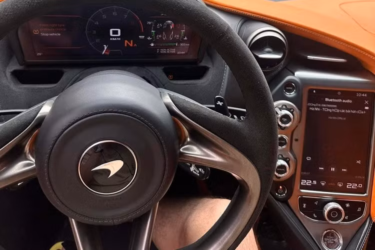 McLaren 720S sử dụng khối động cơ V8, tăng áp kép, dung tích 4.0 lít mới, tạo ra công suất tối đa 710 mã lực và mô-men xoắn cực đại 770 Nm. "Trái tim" này sẽ kết hợp với hộp số SSG ly hợp kép 7 cấp, nhờ đó, siêu xe McLaren 720S có thể tăng tốc từ vị trí xuất phát lên 100 km/h chỉ trong thời gian 2,9 giây trước khi đạt vận tốc tối đa là 341 km/h.