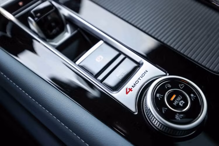 Công nghệ an toàn dự kiến trên Teramont X khá đa dạng với các tính năng như: ga tự động thông minh, camera 360 độ, cảnh báo va chạm, phanh tự động, hỗ trợ đỗ xe tự động, hỗ trợ giữ làn đường, hỗ trợ chuyển làn đường, cảnh báo mất tập trung, cảm biến trước sau và cảnh báo va chạm khi mở cửa.
