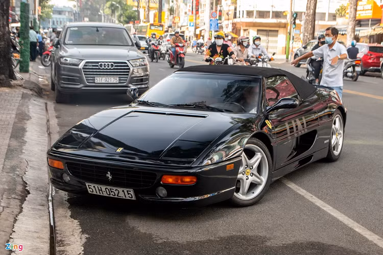 Hình ảnh chiếc Ferrari 355 F1 Spider xuất hiện trên một tuyến phố trung tâm TP.HCM những ngày cuối năm được nhiều người yêu xe chú ý. Đây là chiếc Ferrari 355 F1 Spider hàng hiếm có tuổi đời lâu nhất và độc nhất Việt Nam hiện nay.