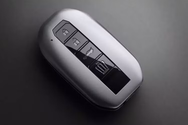 Nằm bên dưới nắp ca-pô của Toyota Crown Crossover Limited Matte Metal là hệ truyền động hybrid với máy xăng 4 xi-lanh, tăng áp, dung tích 2.4L và 2 mô-tơ điện, cho công suất tổng cộng 345 mã lực cùng mô-men xoắn cực đại 542 Nm.