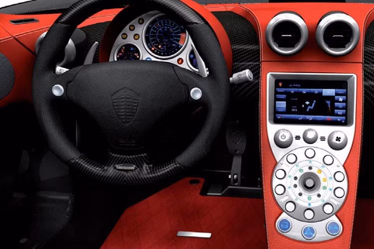 Koenigsegg chỉ sản xuất đúng 47 chiếc CCX, trong đó có 30 chiếc phiên bản thông thường và số lượng còn lại được chỉnh sửa thành các phiên bản đặc biệt như CCXR, CCX/CCXR Special Edition, Trevita.