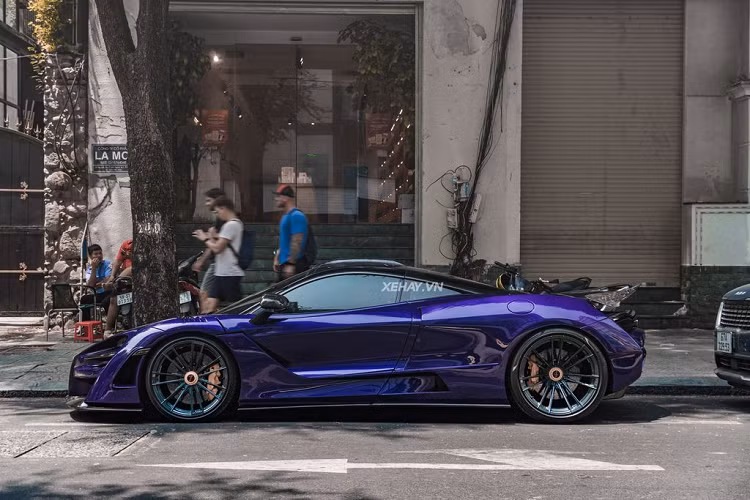 Đáng chú ý, gói độ thân rộng Novitec N-Largo chỉ được sản xuất giới hạn 15 bộ trên toàn cầu và lấy cảm hứng từ mẫu hypercar McLaren Senna. Nếu các gói độ khác chỉ lắp đặt vài chi tiết tăng tính khí động học thì gói độ N-Largo thay đổi gần như toàn bộ ngoại thất xe bằng các chi tiết mới do Novitec phát triển.