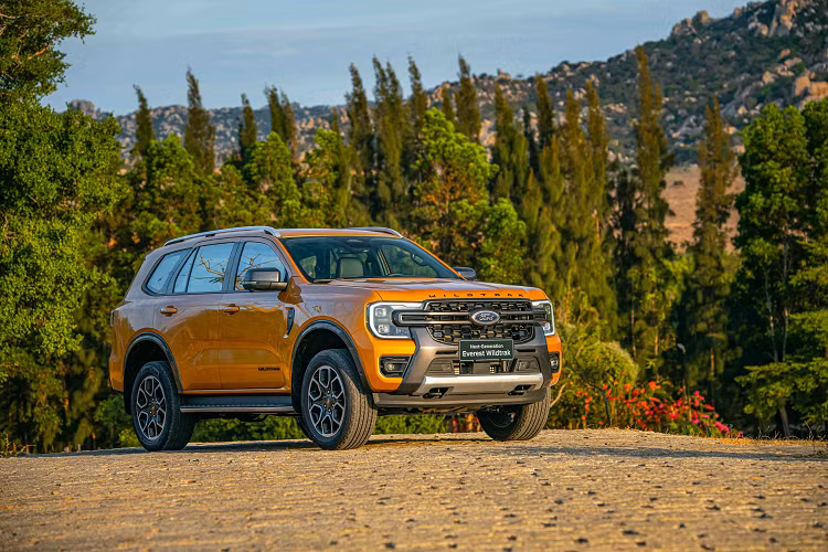 Trong danh mục màu sơn ngoại thất, Everest Wildtrak đã được bổ sung màu vàng Luxe đặc trưng của dòng Ranger Wildtrak. Đến nay Everest Wildtrak 2023 chưa có màn trình làng chính thức, song mẫu xe này sẵn sàng giao đến khách hàng.