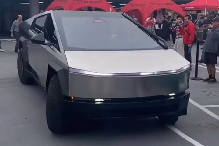 Ban tai Tesla Cybertruck lo dien: noi that toi gian, cong sac o chan bun