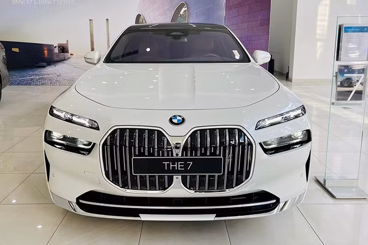 Động cơ tạo ra công suất tối đa 286 mã lực tại dải tua máy 5.000 - 6.500 vòng/phút và mô-men xoắn cực đại 425 Nm tại dải tua máy 1.600 - 4.500 vòng/phút. Mức giá xe BMW 735i 2023 đang bán ra chính hãng tại Việt Nam là từ 5,19 đến 5,3 tỷ đồng và được nhập khẩu từ Đức.