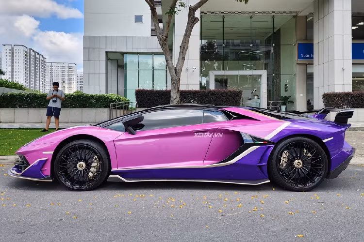 Điểm khác biệt lớn nhất giữa bản Roadster và bản Coupe là bản Roadster sở hữu mui xe bằng carbon, nặng khoảng 5,9 kg và có thể được tháo lắp bằng tay, cất gọn ở phần cốp phía trước. Phần đầu xe có thiết kế hầm hố, trong đó chi tiết nổi bật nhất là cụm đèn pha góc cạnh, có đồ họa hình xương cá và sử dụng công nghệ LED tiên tiến.