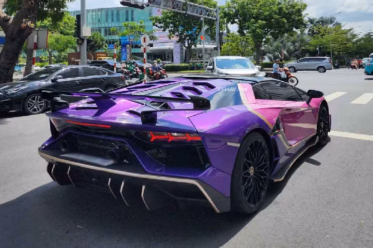 Về truyền động, chiếc siêu xe Lamborghini Aventador Roadster này sử dụng động cơ 6,5 lít V12 công suất 700 mã lực, mô-men xoắn cực đại 690 Nm đi kèm hộp số 7 cấp ly hợp kép. Ngoài ra, siêu bò còn được trang bị cộng nghệ ngắt bớt xy-lanh và hệ thống dừng động cơ stop/start, giúp giảm đáng kể lượng nhiên liệu tiêu thụ và mức khí thải. Thời gian tăng tốc từ 0 lên 100 km/h chỉ mất 2,9 giây, tốc độ tối đa 349 km/h.