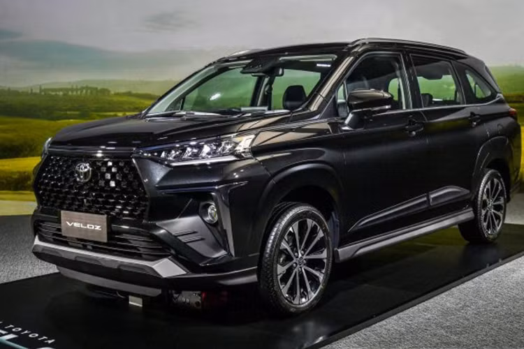 Nằm bên dưới nắp ca-pô của Toyota Veloz ở thị trường Thái Lan là động cơ xăng 4 xi-lanh, dung tích 1.5L, sản sinh công suất tối đa 106 mã lực và mô-men xoắn cực đại 138 Nm tương tự xe đang bán tại Việt Nam. Động cơ này đi với hộp số biến thiên vô cấp CVT và hệ dẫn động cầu trước.