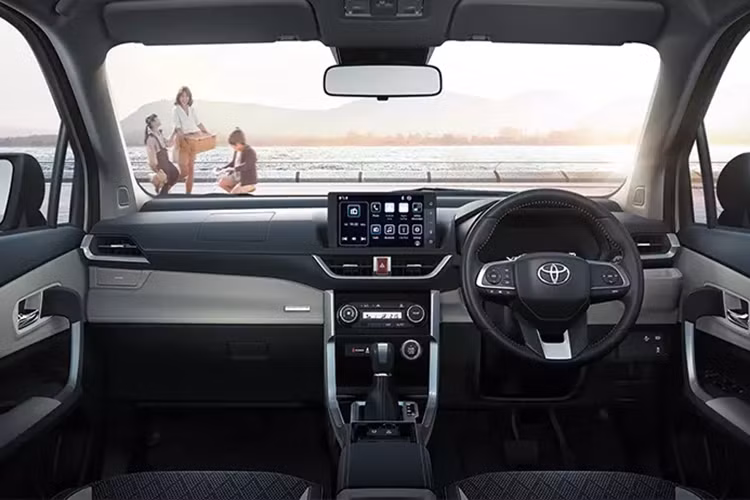 Tại thị trường Thái Lan, Toyota Veloz bản Premium có những trang bị ngoại thất như đèn pha LED phản xạ đa hướng với tính năng chờ dẫn đường, đèn LED định vị ban ngày, đèn báo rẽ chạy đuổi, đèn sương mù trước, đèn hậu LED, gương chiếu hậu gập điện/chỉnh điện/tích hợp đèn báo rẽ và đèn soi chân gương, baga nóc, ăng ten vây cá,...