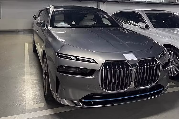 Khác với chiếc xe tại trung tâm đăng kiểm khí thải, chiếc sedan điện BMW i7 2023 trong hình ảnh rò rỉ này lại được sơn màu xám thay vì đen. Theo thông tin từ đại lý, BMW i7 2023 sẽ được ra mắtngay trong tháng 4/2023 này, cùng với 2 phiên bản khác cũng thuộc dòng 7-series là BMW 740i và 760i. Giá bán của cả 3 phiên bản này chưa được hãng xe tiết lộ.