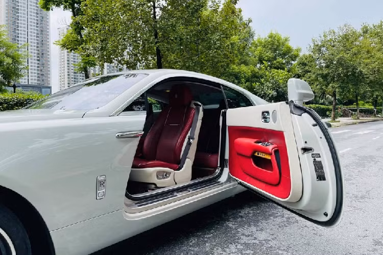 Tiếp theo là việc chiếc coupe Rolls-Royce Wraith mà giang hồ mạng Huấn "hoa hồng" hay sử dụng có biển kiểm soát của Hải Phòng, không phải mang đầu số Hà Nội như trước, thậm chí cư dân mạng còn nghi ngờ Huấn được 1 người quen cho mượn xe, không phải là chính chủ của chiếc Rolls-Royce Wraith Series I này vì anh sinh ra ở Yên Bái.
