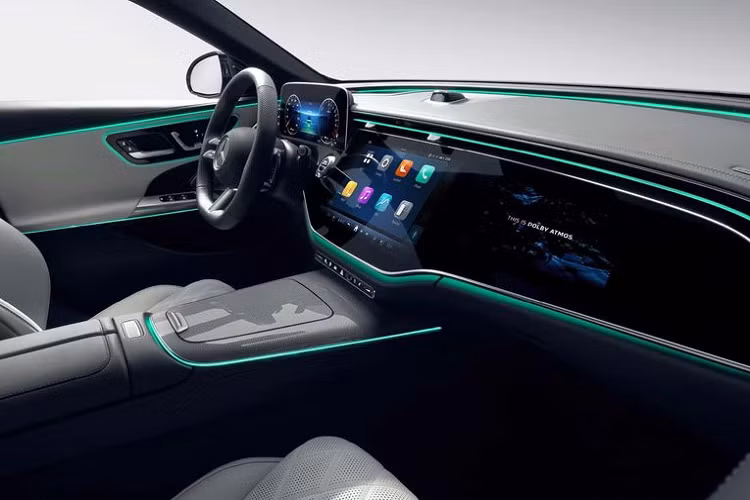 Trợ lý giọng nói của MBUX trên Mercedes-Benz cho phép người ngồi trong xe chọn các tính năng thông tin giải trí bằng lệnh Hey Mercedes.