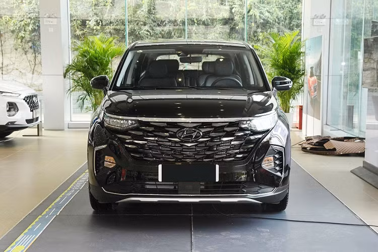 Không chỉ chia sẻ cơ sở gầm bệ, Hyundai Custo còn được áp dụng phong cách thiết kế tương tự Tucson thế hệ mới. Điều này được thể hiện rõ qua khu vực đầu xe với lưới tản nhiệt không viền, nối liền đèn pha, và dải đèn LED định vị ban ngày có thiết kế ẩn Parametric Hidden Lights. Ngay cả cản trước với hốc gió trung tâm kéo dài sang hai bên của Hyundai Custo cũng khá giống với người anh em Tucson.
