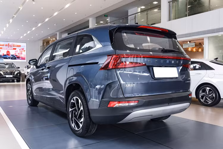 Bản thân Kia Carnival dù có giá dao động từ 1,269 - 1,869 tỷ đồng nhưng vẫn sở hữu doanh số hàng tháng khá tốt. Trong tháng 4/2023, đã có 440 người Việt mua mẫu MPV tiền tỷ này. Cộng dồn 4 tháng đầu năm nay, Carnival đạt doanh số 1.646 xe, đứng thứ 3 trong gia đình Kia, chỉ sau Sonet và Seltos.