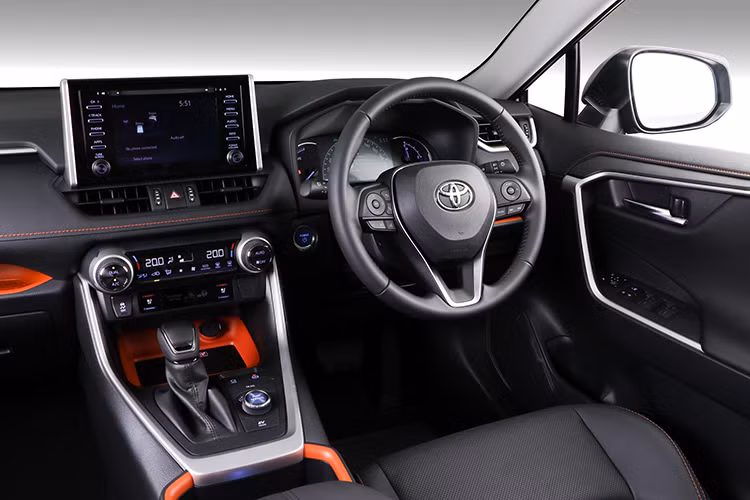 Chưa rõ ở thế hệ mới Toyota RAV4 sẽ có bản hybrid hay bản thuần điện. Tuy nhiên phiên bản thuần điện cũng có thể đáp ứng được xu hướng xe xanh hiện nay.