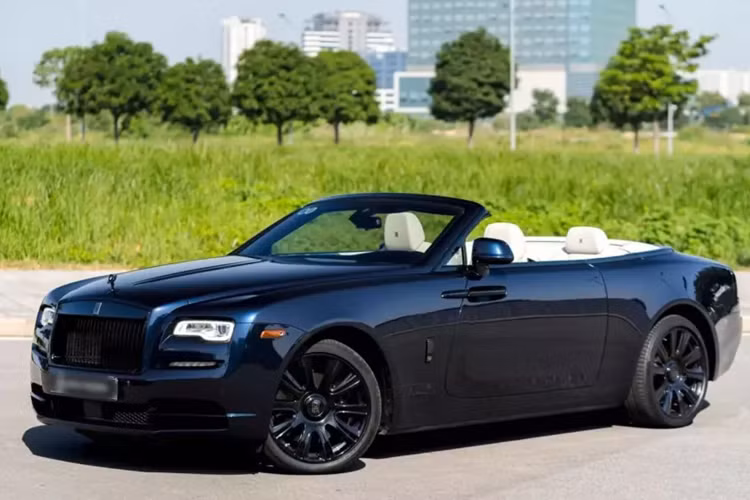 Hiện tại, giá xe Rolls-Royce Dawn trong bài viết này đang được chào bán với mức 12,88 tỷ đồng, nhưng chưa rõ là xe mang biển số gì. Nếu biển trắng, nộp đủ thuế, mức giá này khá hợp lý để chơi.
