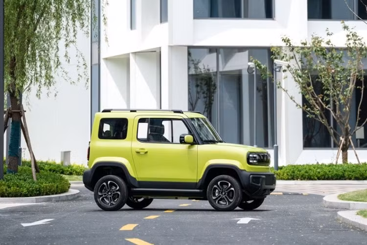 Đúng như những hình ảnh trước đó, SUV Baojun Yep chạy điện mang trên mình thiết kế ngoại thất gợi liên tưởng đến mẫu SUV của Nhật Bản là Suzuki Jimny. Tuy nhiên, so với Suzuki Jimny, mẫu ôtô điện Trung Quốc này có kích thước nhỏ hơn, bao gồm chiều dài 3.381 mm, chiều rộng 1.685 mm, chiều cao 1.721 mm và chiều dài cơ sở chỉ 2.110 mm.