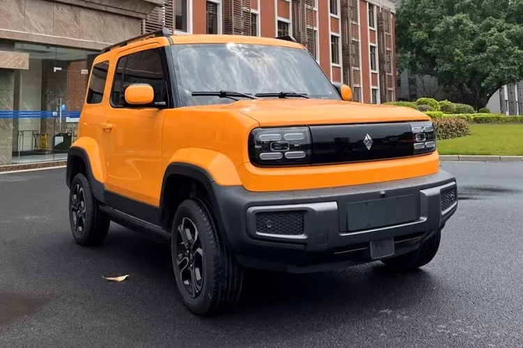Cụ thể, mẫu SUV điện này được trang bị mặt ca-lăng đen bóng ở chính giữa đầu xe, tích hợp logo mới của Baojun. Nằm ở hai bên mặt ca-lăng là đèn pha LED được bao quanh bằng 4 dải đèn LED định vị ban ngày. Thiết kế này khiến Baojun Yep khá nổi bật khi chạy trên đường phố.
