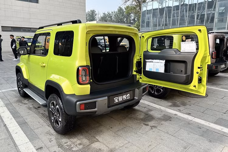 Tuy có kích thước nhỏ nhưng Baojun Yep vẫn mang đến khoảng duỗi chân và không gian phía trên rộng rãi cho hành khách. Bên cạnh đó, mẫu xe này còn có hàng loạt ngăn chứa đồ tiện dụng.