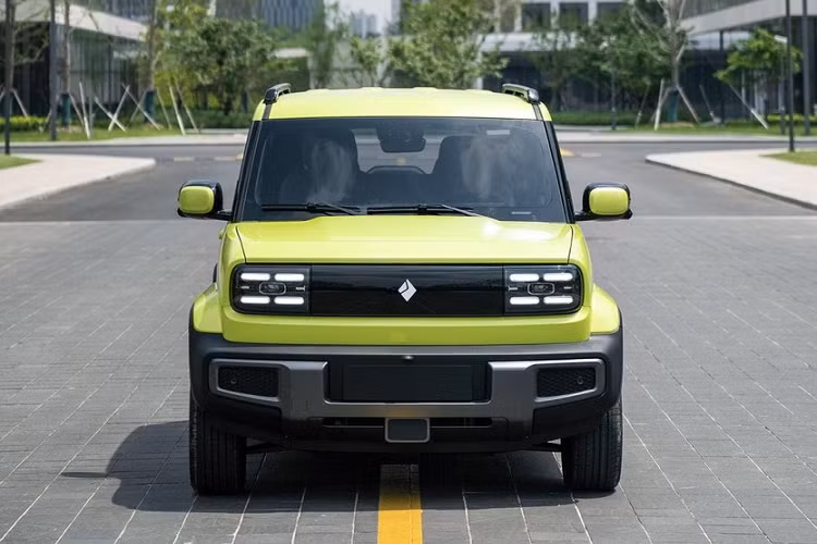 Ngoài ra, mẫu xe Trung Quốc này còn đi kèm cản trước hầm hố, có thiết kế gợi liên tưởng đến SUV việt dã. Trong khi đó, nắp ca-pô của xe được thiết kế phồng lên ở giữa, tạo cảm giác cơ bắp.