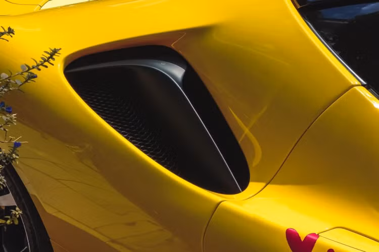 Cung cấp sức mạnh cho Ferrari SF90 Stradale là khối động cơ xăng tăng áp V8 4.0L, cho công suất 769 mã lực và 800 Nm mô-men xoắn cực đại, kết hợp với 3 mô-tơ điện, cung cấp thêm 217 mã lực.