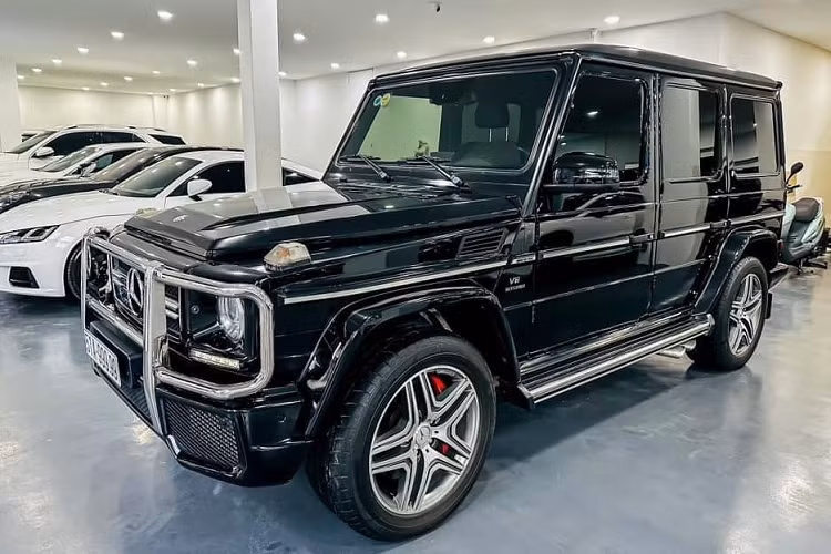 Mới đây, trên mạng xã hội lại có dịp xôn xao trước thông tin một chiếc xe SUV hạng sang Mercedes-Benz G63 AMG đời 2014, tức đã có hơn 9 năm lăn bánh tại Việt Nam, được 1 công ty bán xe đã qua sử dụng ở TP HCM rao bán đã nhận được không ít sự quan tâm của cộng đồng mạng