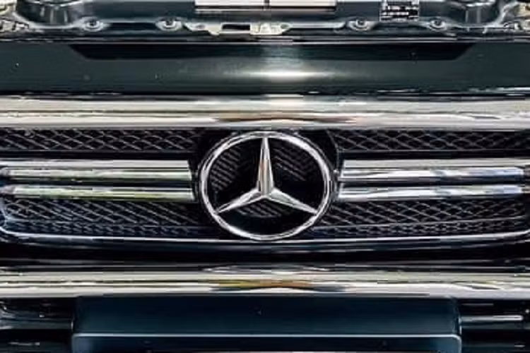 Thông tin chúng tôi có được, chủ nhân của chiếc SUV hạng sang Mercedes-Benz G63 AMG mang siêu biển ngũ quý 9 là 1 đại gia kín tiếng ở Sài thành, rất ưa chuộng các món đồ xa xỉ. Sau 9 năm, chiếc Mercedes-Benz G63 AMG này vẫn có ngoại thất và nội thất không quá xuống cấp nghiêm trọng như các xe cùng đời.
