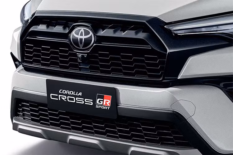 Cụ thể, phần đầu mẫu xe SUV Toyota Corolla Cross GR Sport gây ấn tượng với mặt ca lăng góc cạnh, nan lưới tản nhiệt kiểu tổ ong. Cản trước thiết kế mới với hốc đèn sương mù LED mới, sơn phối màu bạc trang nhã.