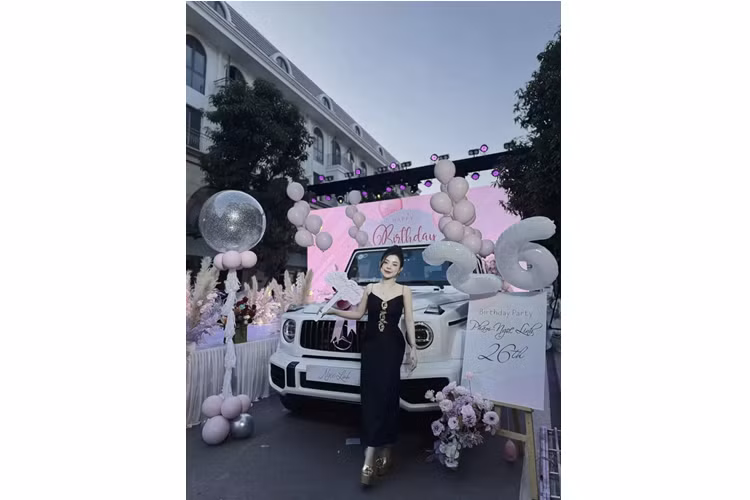 Huấn "hoa hồng" trong nhiều năm qua gây bất ngờ khi liên tục mua sắm nhiều xe khủng, và lần này, tay chơi Yên Bái đã tặng vợ xe Mercedes-AMG G63 đắt tiền, khiến không ít người tò mò muốn biết Huấn kinh doanh lĩnh vực gì lại giàu có đến vậy.