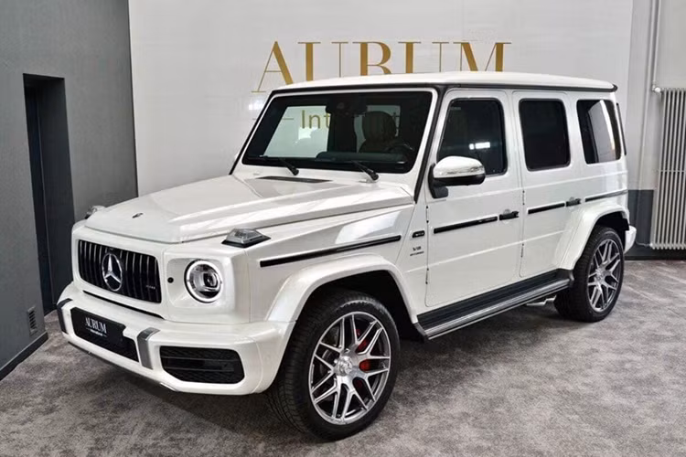 SUV hạng sang Mercedes-AMG G63 được trang bị khối động cơ xăng V8, tăng áp kép, dung tích 4.0 lít, sản sinh công suất tối đa 577 mã lực tại vòng tua máy 6.000 vòng/phút và mô-men xoắn cực đại 850 Nm tại dải tua máy 2.500 - 3.500 vòng/phút.