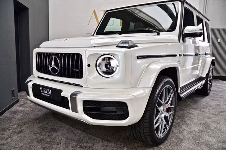 Sức mạnh này được truyền tới cả 4 bánh thông qua hộp số tự động AMG Speedshift Plus 9 cấp, nhờ đó, vợ chồng Huấn "hoa hồng" có thể trải nghiệm "ông vua địa hình" Mercedes-AMG G63 với thời gian tăng tốc từ vị trí xuất phát lên 100 km/h chỉ trong 4,5 giây trước khi đạt vận tốc tối đa 220 km/h.