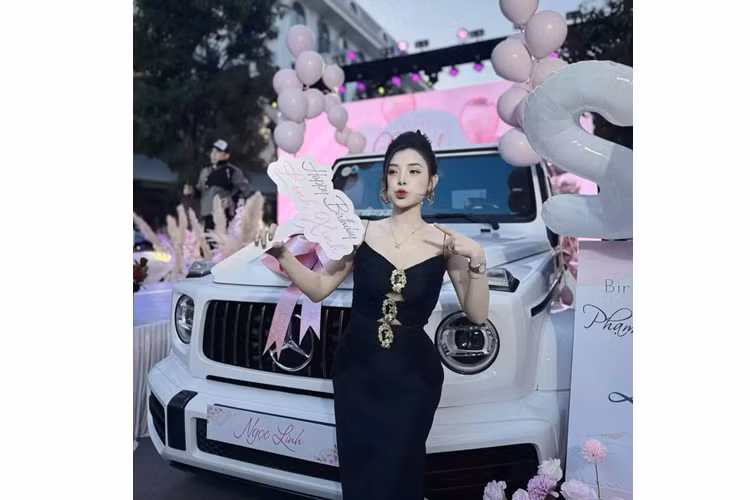 Chưa dừng lại ở đó, trong 1 bức ảnh của chiếc xe Mercedes-AMG G63 Huấn hoa hồng tặng vợ, dân mạng đã soi ra được biển số này là X0K-797.97, trong số, ẩn số X này khá thú vị, nếu đây là số 3, biển số này sẽ là 30K - 797.97, đã được công ty đấu giá hợp danh Việt Nam đưa ra đấu giá vào ngày 18/12/2023, trong khoảng thời gian từ 15:00 đến 15:30, với mức trả giá cao nhất là 440 triệu đồng.