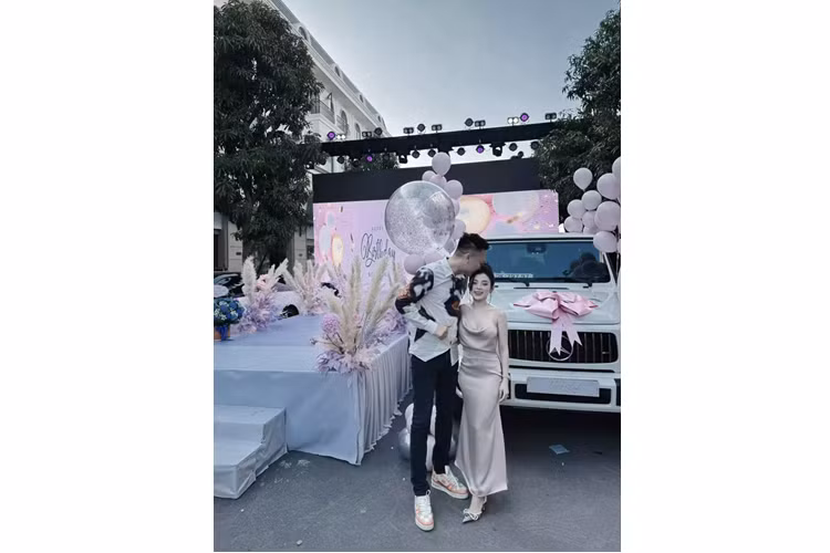 Trong đó, Rolls-Royce Wraith đã được Huấn "hoa hồng" mua từ lâu, còn chiếc SUV hạng sang Mercedes-AMG G63 được anh tiết lộ là quà tặng cho vợ nhân dịp sinh nhật. Đáng chú ý là 1 bức ảnh chụp lại cảnh Huấn "hoa hồng" có cầm trên tay chiếc biển số có dãy số là 797.97, cặp 97 chính là thể hiện năm sinh của nóc nhà dân chơi này.