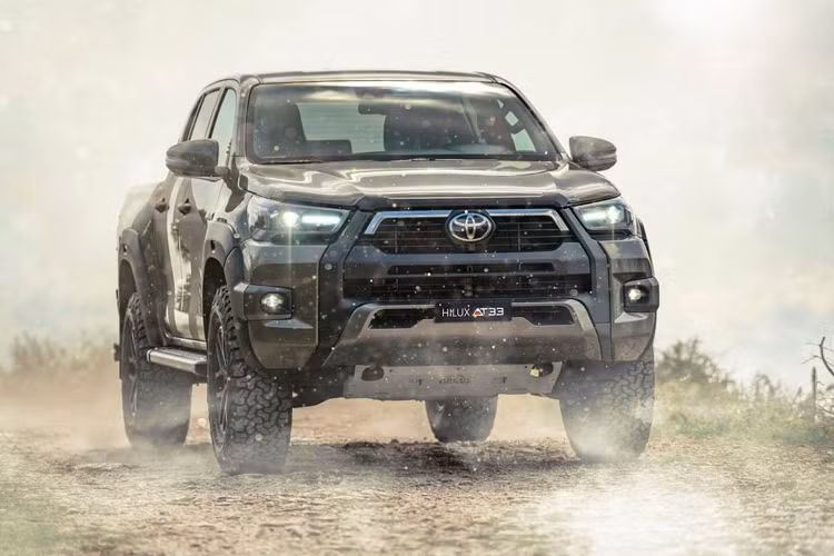 Vì vậy có thể dự đoán mẫu xe bán tải Hilux REVO 2023 sẽ sử dụng động cơ diesel 2.8L DOHC 16v cho công suất tối đa 204 mã lực tại 3.400 v/ph và mô-men xoắn cực đại 500 Nm từ 1.600 – 2.800 v/ph. Đi kèm có thể là hộp số sàn 6 cấp hoặc hộp số tự động 6 cấp.