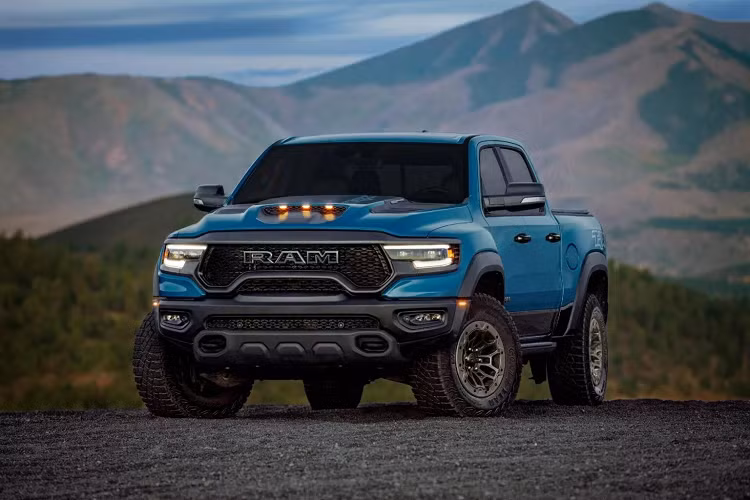 Từng xuất hiện lần đầu năm 2020, Ram 1500 TRX khủng long gây ấn tượng tốt trong phân khúc bán tải hiệu năng cao và trở thành đối thủ xứng tầm với Ford F-150 Raptor. Tuy nhiên Ram sẽ chính thức ngưng sản xuất 1500 TRX vào cuối năm 2023 này, nên hãng cho giới thiệu bản đặc biệt Final Edition với nhiều trang bị cao cấp để khách hàng của mình có cơ hội “sở hữu một phần đáng nhớ trong lịch sử ngành xe”.