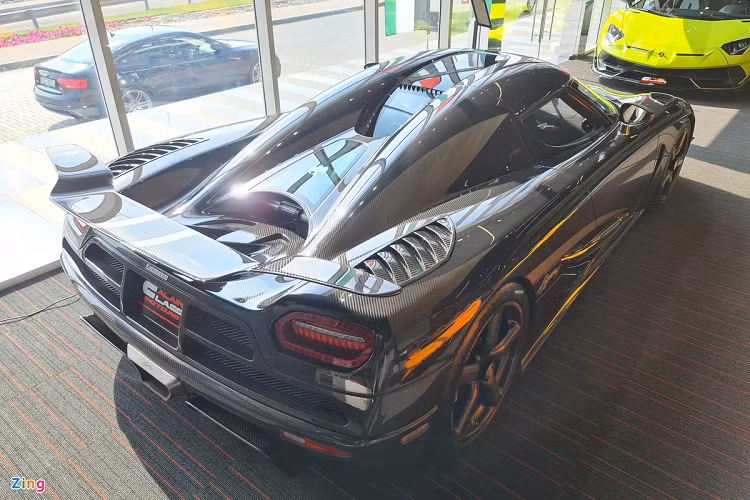 Ra mắt lần đầu tại Geneva Motor Show 2011, Agera R là phiên bản nâng cấp của dòng hypercar Agera đình đám của hãng xe Thụy Điển. Xe được lắp ráp thủ công cùng số lượng giới hạn chỉ 18 chiếc cùng giá bán lên đến 2 triệu USD/chiếc. Chiếc cuối cùng được xuất xưởng vào năm 2015.