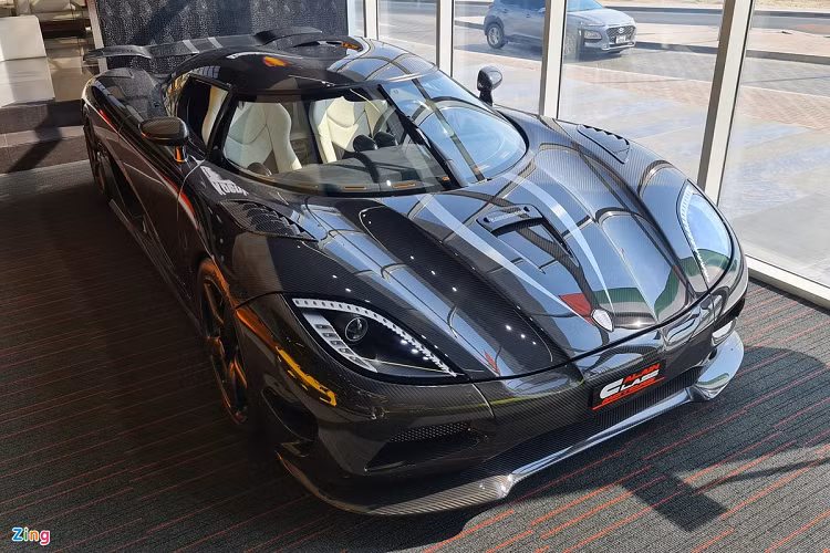 Alain Class Motors là showroom siêu xe nổi tiếng tại Dubai và toàn thế giới, nơi người dùng có thể mua được những siêu xe đắt giá và thuộc dạng hàng hiếm. Chiếc Koenigsegg Agera R đặc biệt đang xuất hiện tại đây là một ví dụ điển hình.